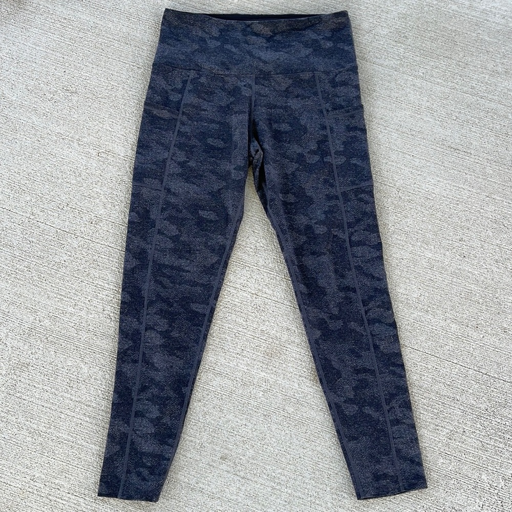 🎊 NWOT Women's gray camo active leggings size L